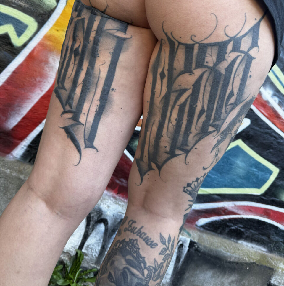 Hintern Tattoo Frau Lettering Dark
