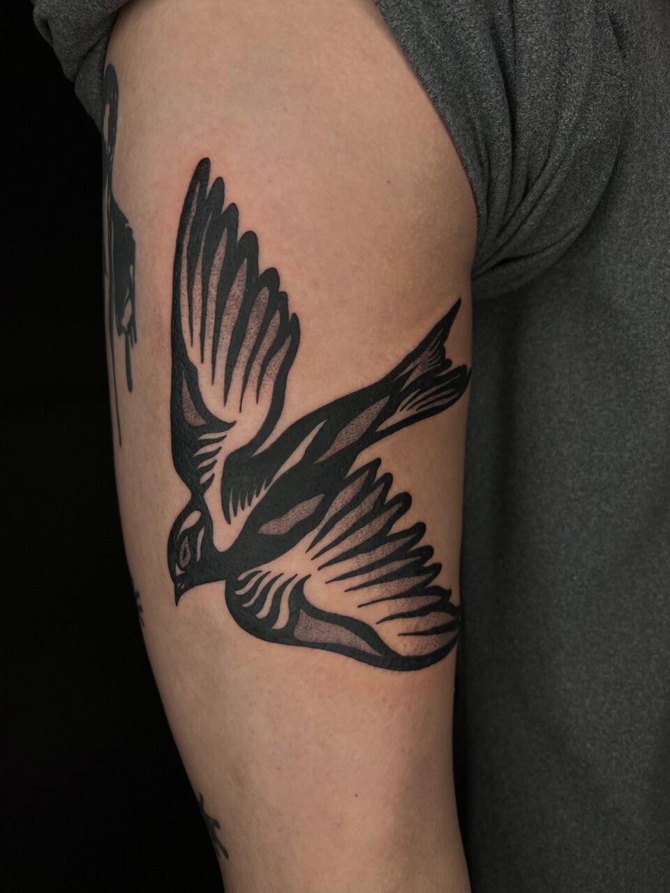 Blackwork Tattoo Schwalbe im Flug am Oberarm — Elias, Blank Tattoo Hildesheim
