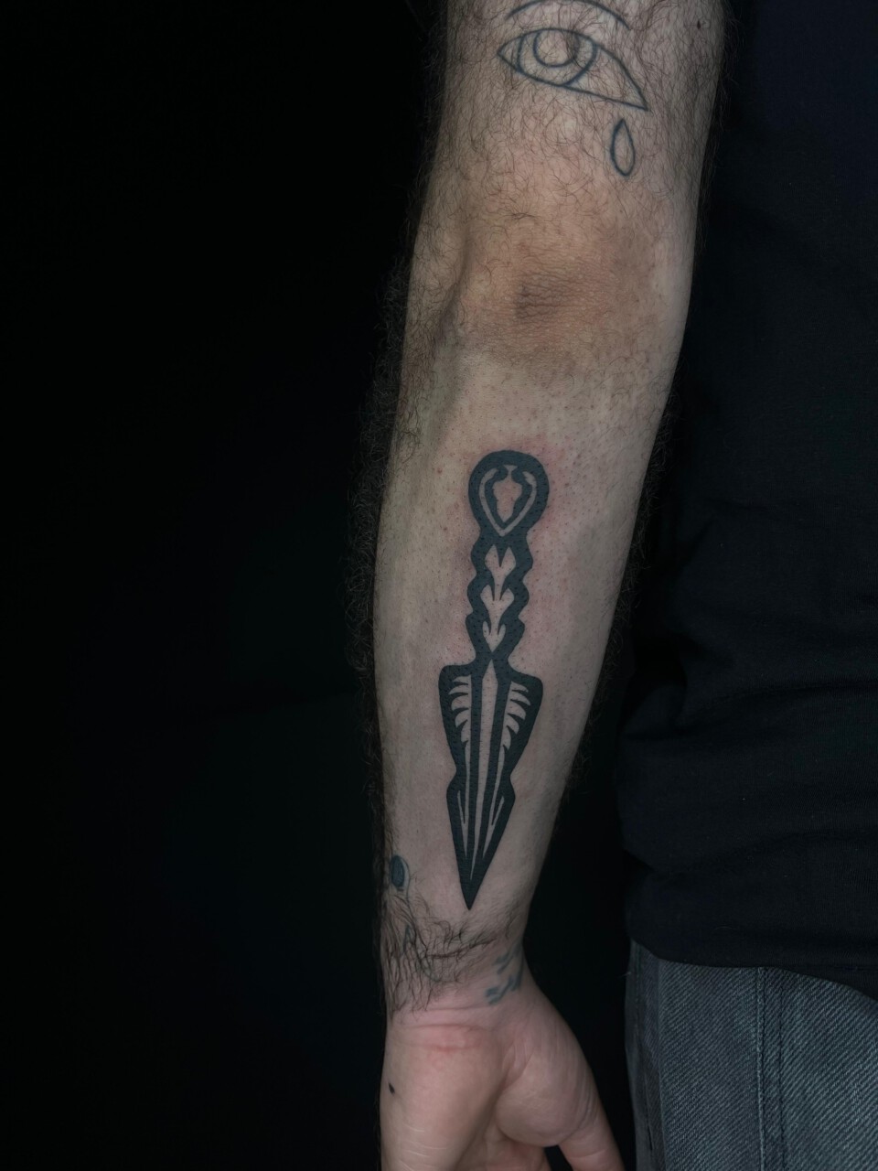 Blackwork Tattoo Dolch am Unterarm — Elias, Blank Tattoo Hildesheim