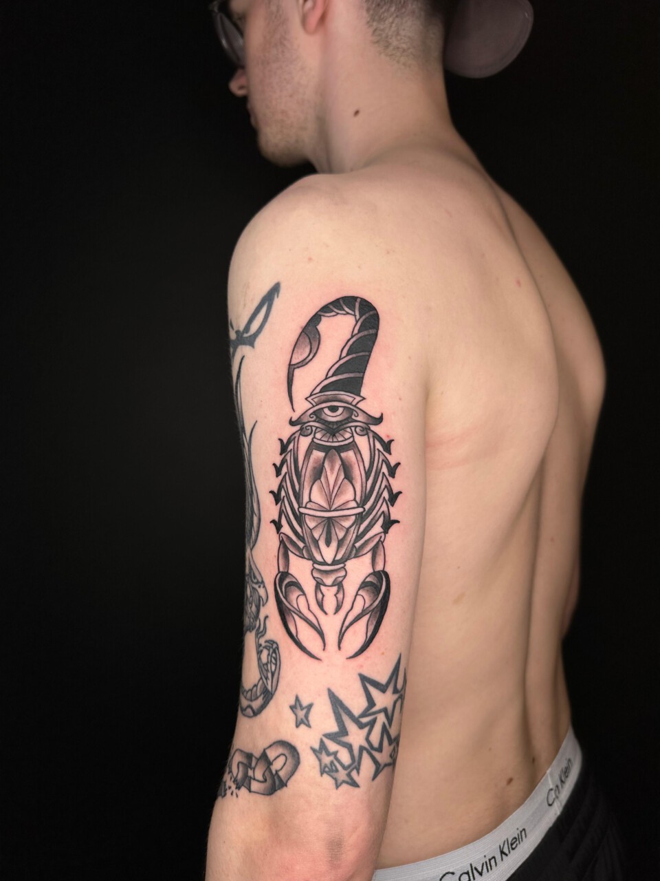 Traditional Tattoo Skorpion mit Auge am Oberarm — Kenneth, Blank Tattoo Hildesheim