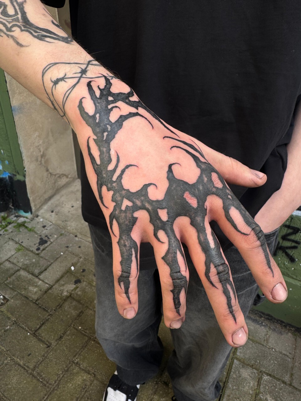 Blackwork Tattoo abstrakte Dornenranken auf Handrücken und Fingern — Lewis, Blank Tattoo Hildesheim