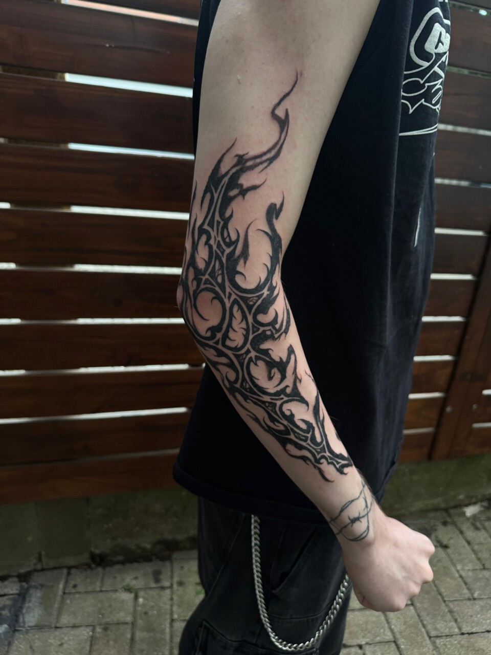 Blackwork Tattoo Tribal-Ornament am Arm und Ellenbogen — Lewis, Blank Tattoo Hildesheim
