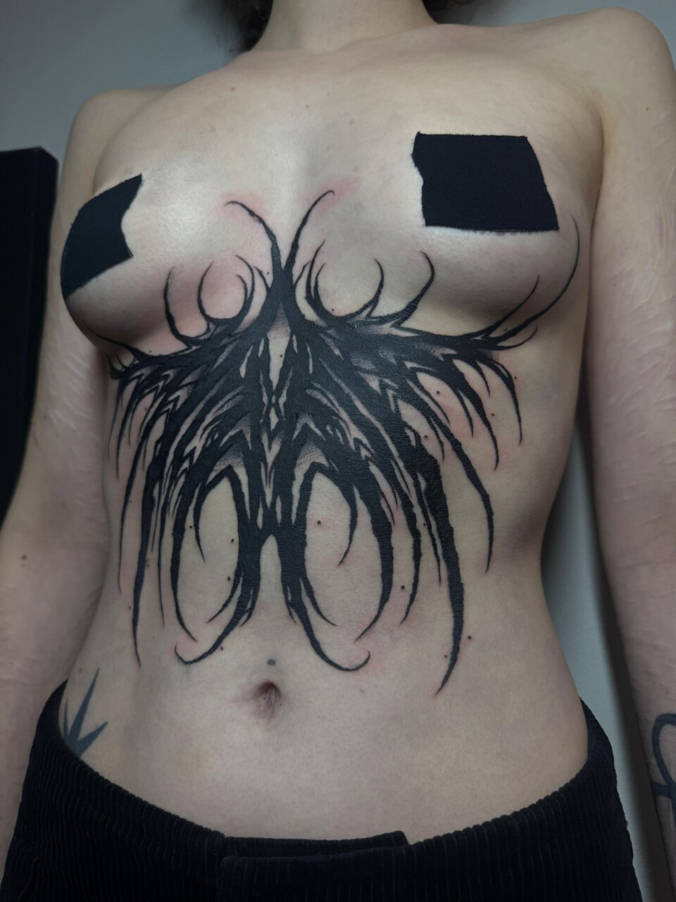 Blackwork Tattoo symmetrisches Motten-Design als Underboob — Lewis, Blank Tattoo Hildesheim
