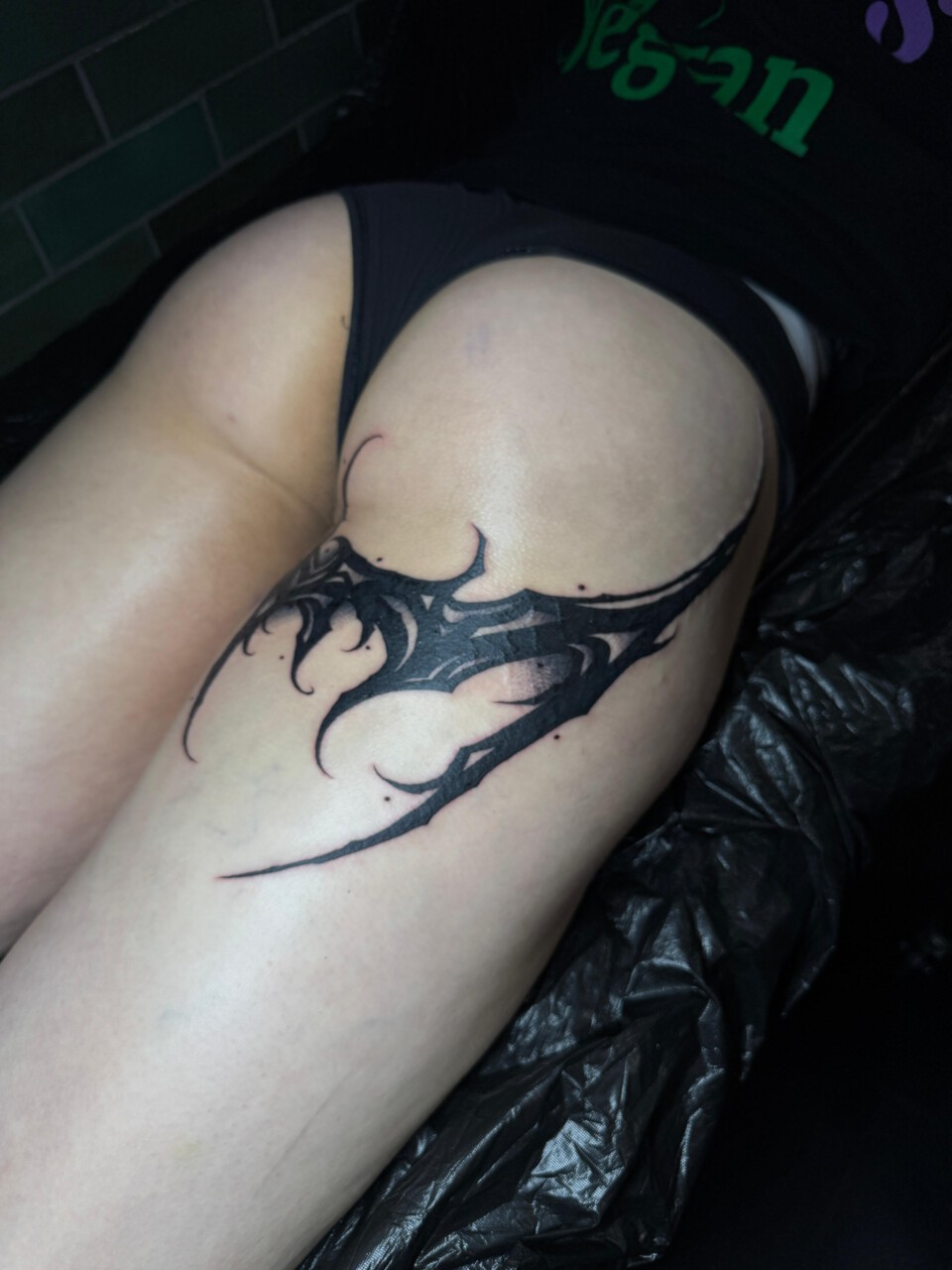 Blackwork Tattoo Tribal-Ornament am Oberschenkel — Lewis, Blank Tattoo Hildesheim
