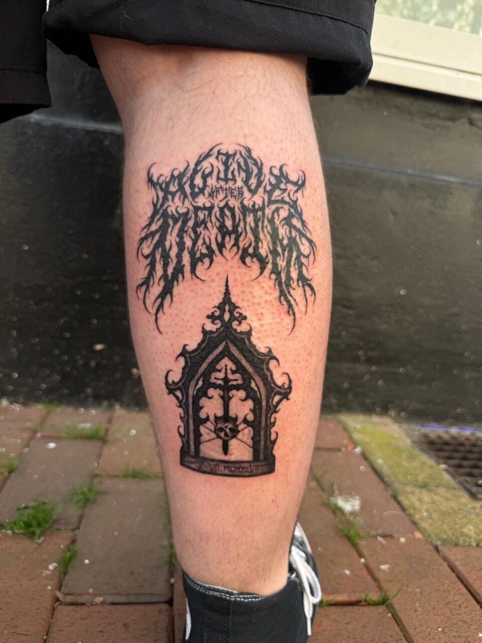 Blackwork Tattoo Gothic-Kirchenfenster mit Schriftzug LIFE AFTER DEATH am Unterschenkel — Lewis, Blank Tattoo Hildesheim