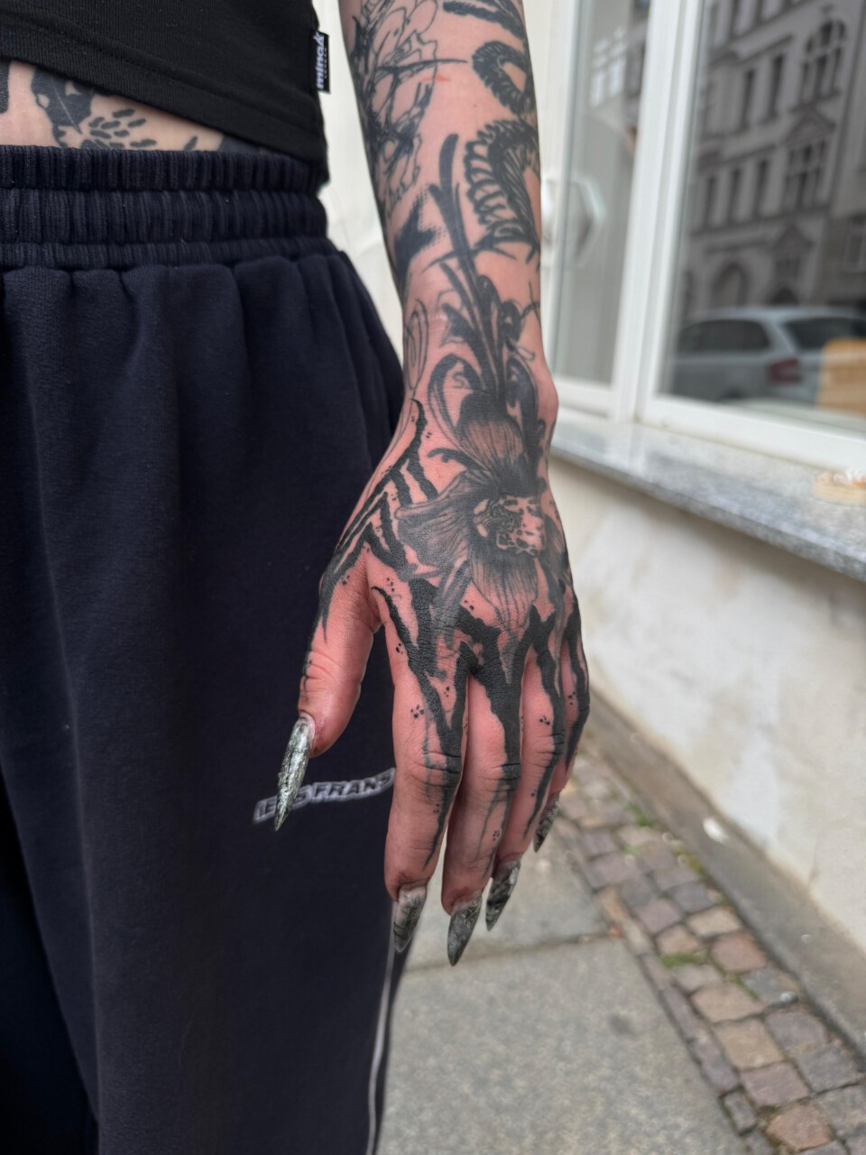 Blackwork Tattoo Dornengeflecht mit Spinnweben und Spinne auf Handrücken — Lewis, Blank Tattoo Hildesheim