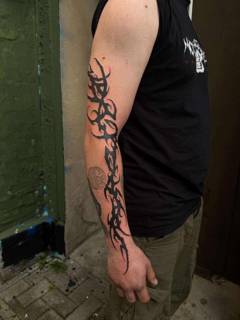 Blackwork Tattoo Tribal-Calligraphy als Sleeve am Arm — Lewis, Blank Tattoo Hildesheim