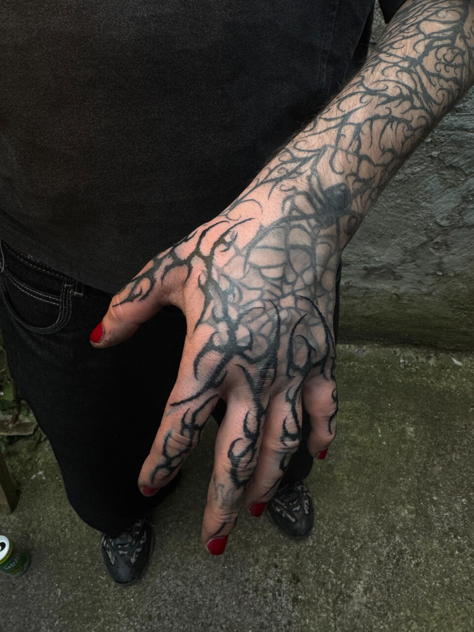 Blackwork Tattoo abstrakte Ranken auf Handrücken und Unterarm — Lewis, Blank Tattoo Hildesheim