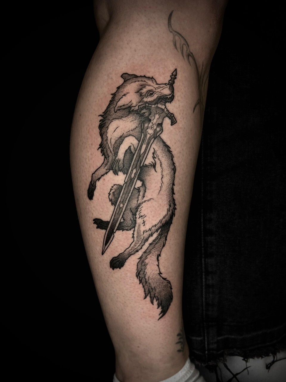 Neotraditional Tattoo Fuchs mit Schwert am Unterschenkel — Mel, Blank Tattoo Hildesheim