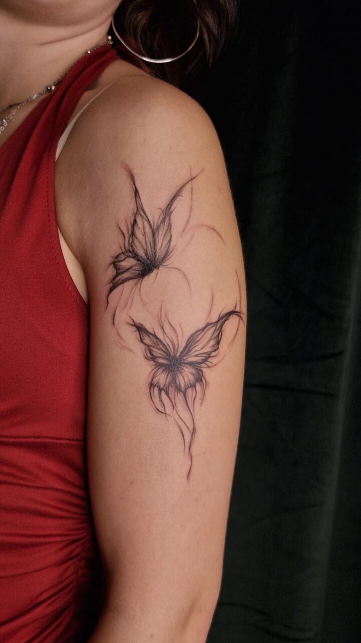 Fineline Tattoo zwei skizzenhafte Schmetterlinge am Oberarm, Nicol, Blank Tattoo Hildesheim