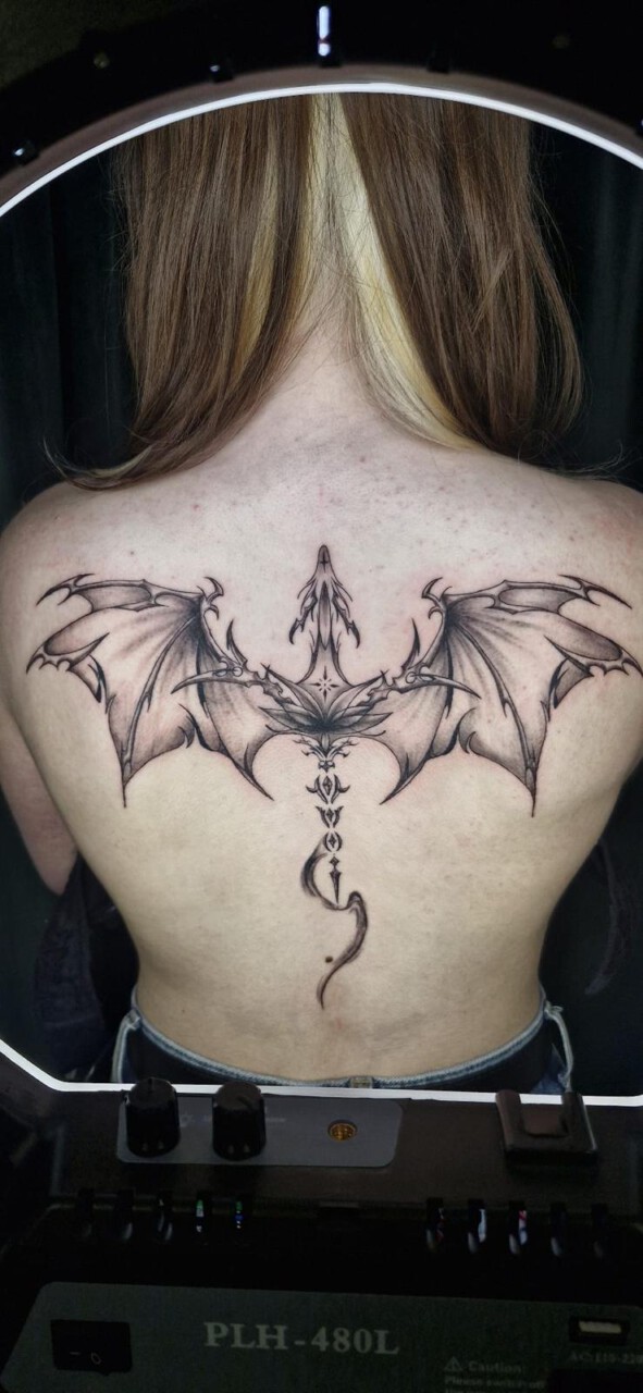 Blackwork Tattoo symmetrischer Drache im Dark-Ornamental-Stil am oberen Rücken, Nicol, Blank Tattoo Hildesheim