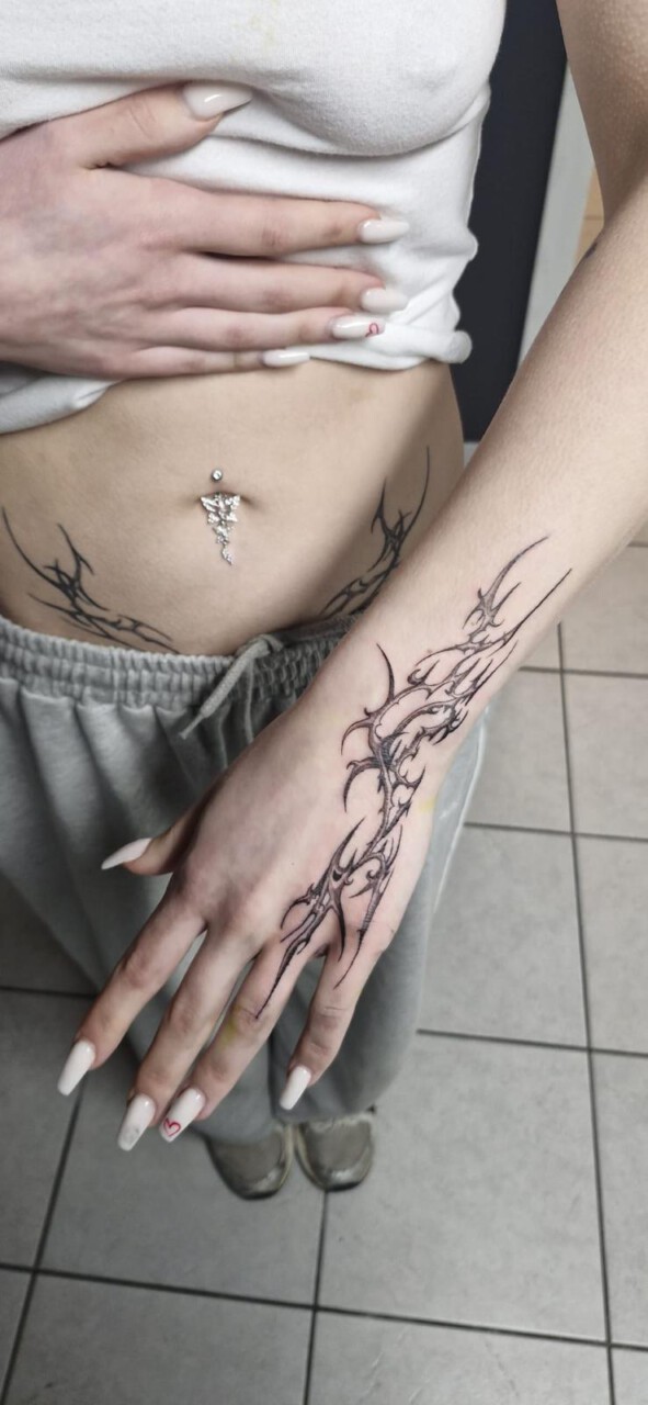 Cyber Tribal Tattoo dornenartige Linien an Handrücken, Unterarm und Hüften, Nicol, Blank Tattoo Hildesheim