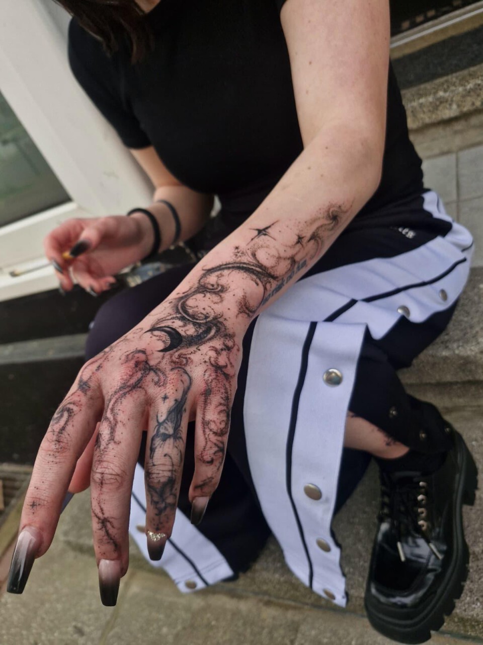 Dotwork Tattoo ornamentaler Sleeve mit Halbmond an Hand und Unterarm, Nicol, Blank Tattoo Hildesheim