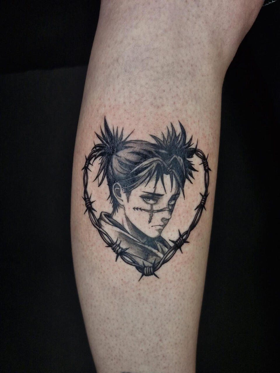 Anime Tattoo Charakterportrait in Stacheldraht-Herz an der Wade, Nicol, Blank Tattoo Hildesheim