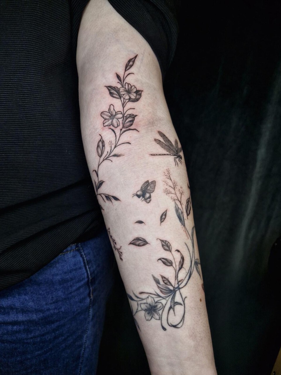 Fineline Tattoo florale Ranken mit Libelle und Biene am Unterarm, Nicol, Blank Tattoo Hildesheim