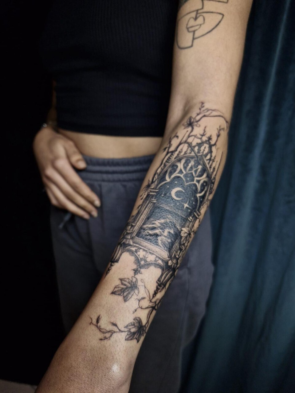 Blackwork Tattoo gotisches Fenster mit Halbmond und Efeu am Unterarm, Nicol, Blank Tattoo Hildesheim